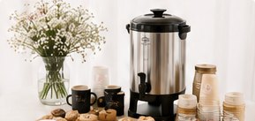 Servicio de coffee break con café, pasteles y flores