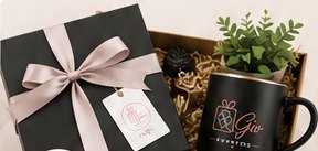 Caja de regalo corporativo con cinta, taza y planta